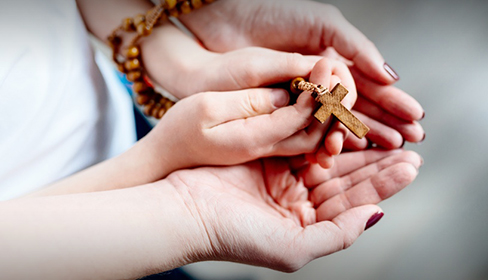 zdjęcie: dłonie z różańcem złożone do modlitwy